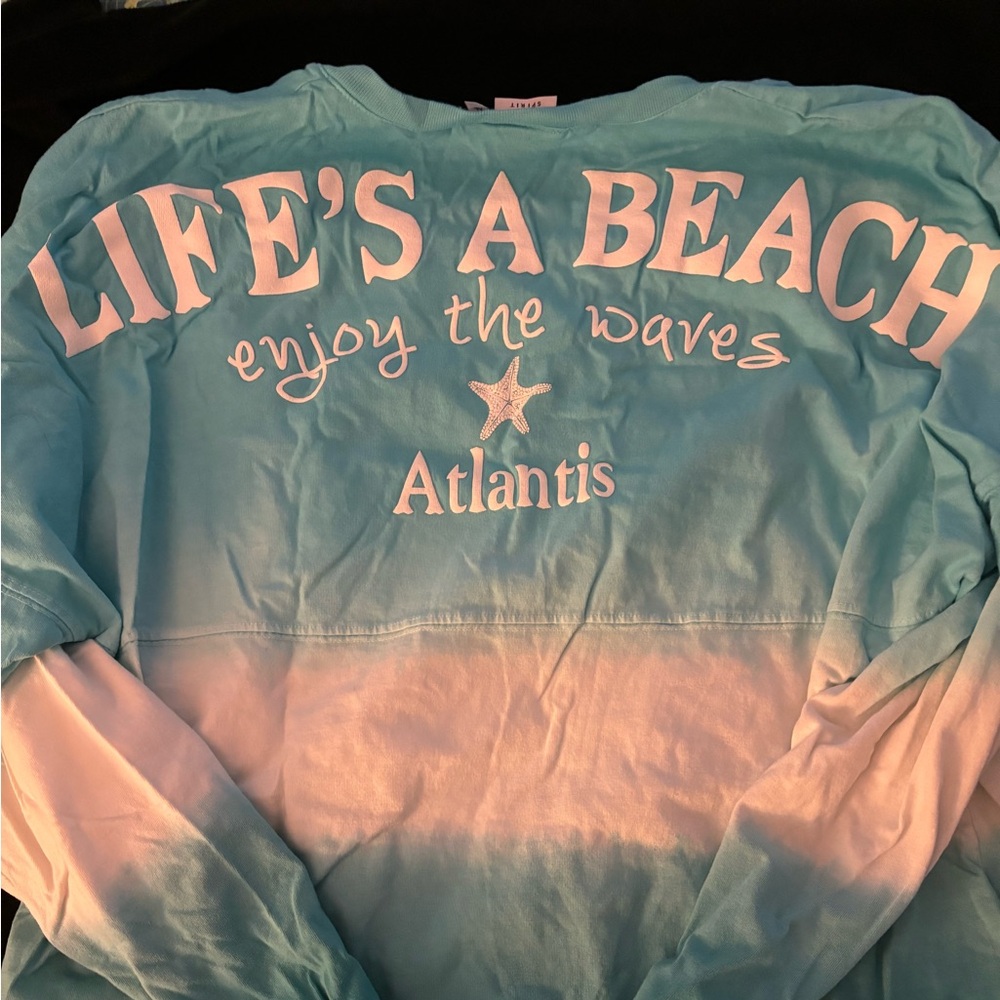Long sleeved women’s T-shirt